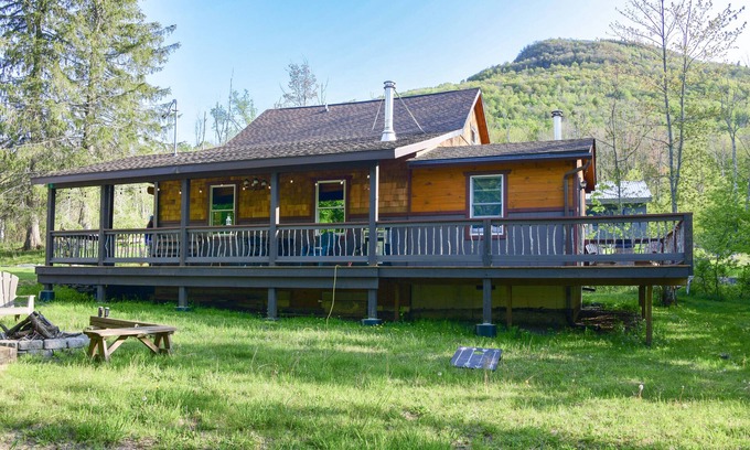 Hunter House | Best rated cabin in Hunter cozy 4 Bedrooms 3 full baths AC close to everything