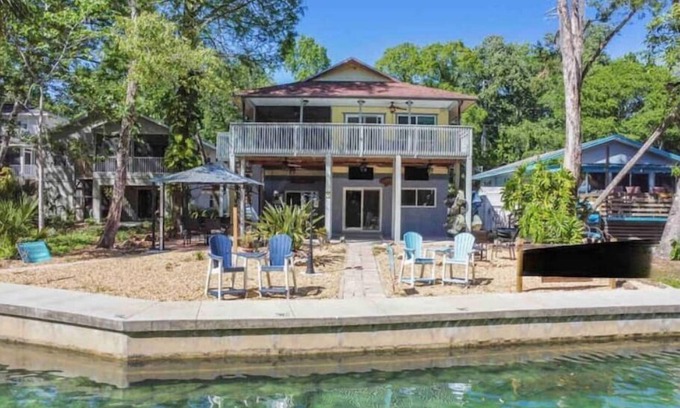 Weeki Wachee Gardens House | Best River Home-Bear Trail Retreat- 10 Kayaks, LG yard, Gazebo, Firepit,10 kayak