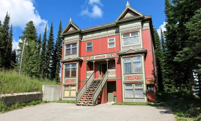 Silver Star Mountain Ski Chalet | Best Ski-In/Ski-Out On The Mountain! Newly Renovated Extremely Comfortable Suite