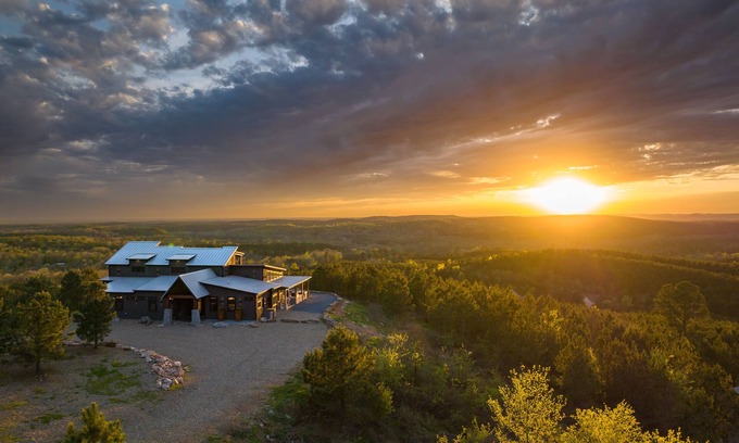 Broken Bow Cabin | Best Views in Broken Bow/Pool Table/Hot Tub/Fire Pit/Epic Rain Shower/Arcade