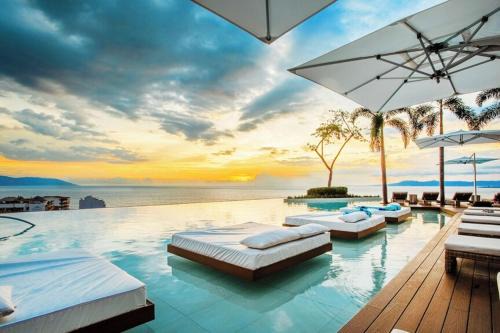 Alta Vista Apartment | BEST Views of PV-Banderas Bay from Rooftop Infinity Pool-Luxury Condo