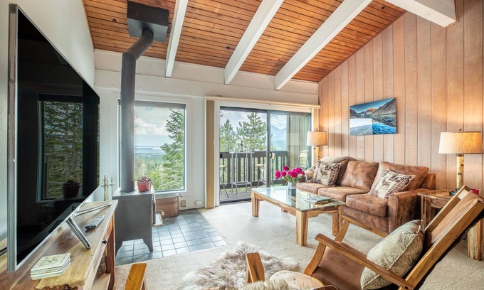 Mammoth Lakes Condo | Best views on the mountain, views over Sherwins, White Mountain and Crowley Lake. 0.3 mile from Canyon Lodge. 2 bedrooms 2 bathrooms. Sofa sleeper upstairs. Open plan living room and kitchen.