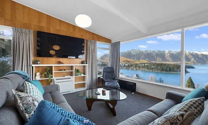 Queenstown House | Best views, walking distance to town, 5 bedroom