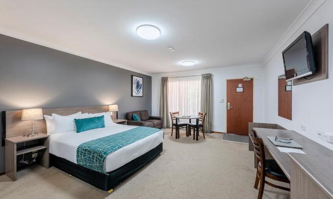 Orange East Hotel | Best Western Plus Ambassador Orange