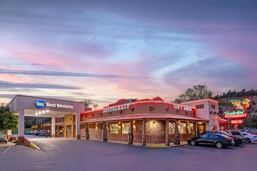 Zion National Park East Entrance Hotel | Best Western East Zion Thunderbird Lodge