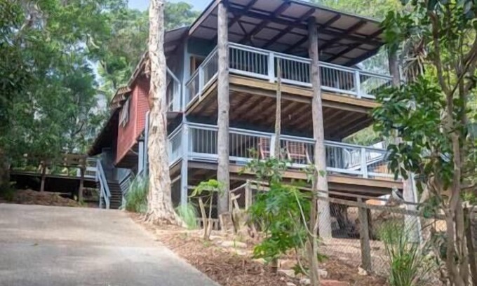 Point Lookout House | “Bethongabel” is a large home located only a minutes walk to Straddie Hotel.