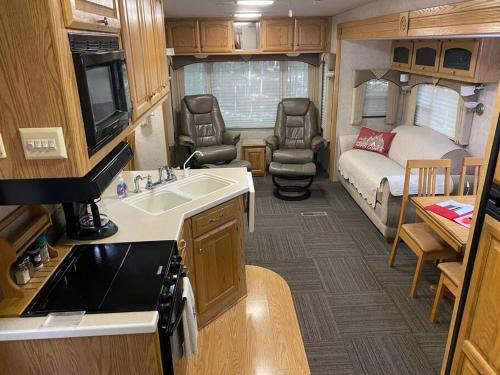 Beulah Apartment | Betsie -35Ft RV Camper in Woods -Firepit & Hot Tub