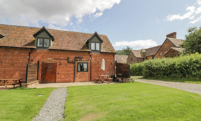 Acton Scott Cottage | BETTY'S BARN, pet friendly, with a garden in Eaton-Under-Heywood