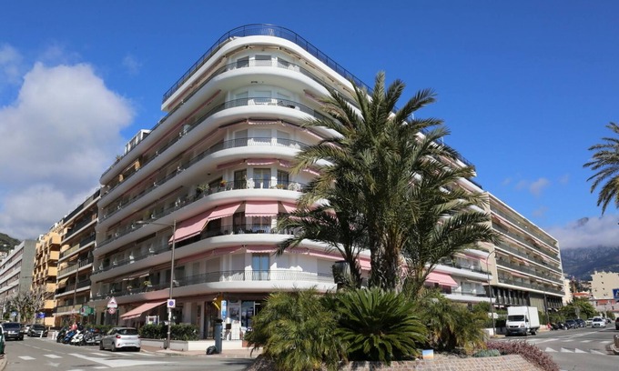 Roquebrune-Cap-Martin Apartment | Between Monaco and Italy, in a building facing the sea, T2 renovated and fully equipped