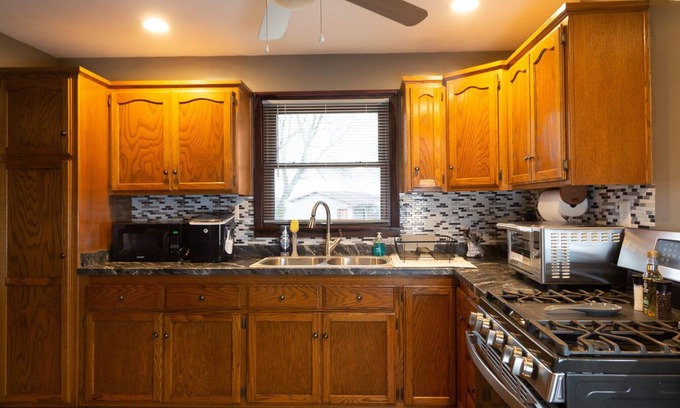 Dubuque House | Between Sundown & Chestnut Ski Resorts & 30 min from the Field of Dreams.