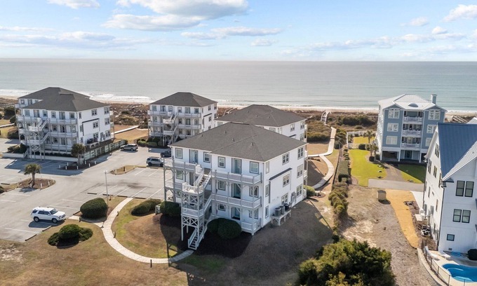 Emerald Isle Condo | Between The Blue - Oceanside 2B/2B Condo w/Pool