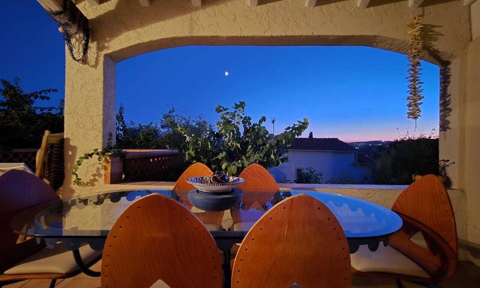 Toulon House | Between the sea, town and Mont Faron, Provencal house with large private garden