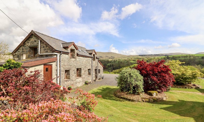 Dolgellau Cottage | BEUDY PENARDDWNION, pet friendly, with a garden in Dolgellau