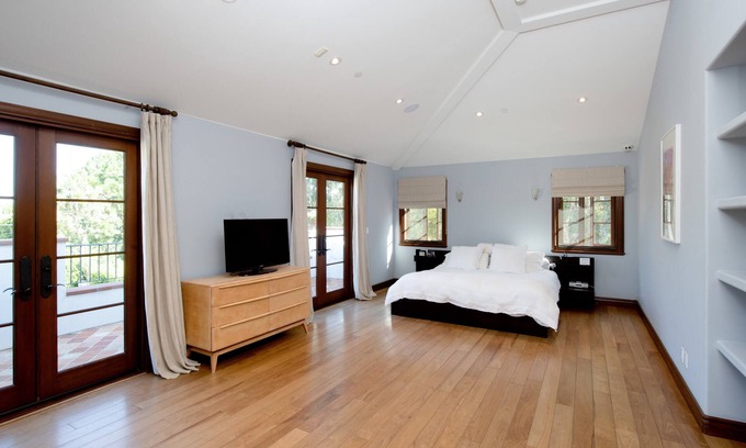 The Flats House | BEVERLY HILLS GLATT KOSHER ESTATE W/POOL, FAMILY AND PET FRIENDLY