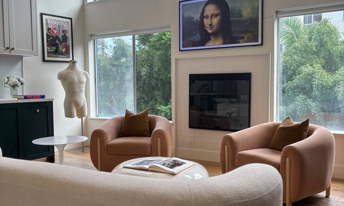 The Flats Apartment | Beverly Hills Luxe Rooftop Retreat – Cozy Fireplace & Stunning Views