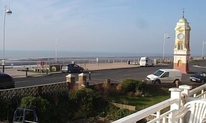 Bexhill-on-Sea Apartment | Bexhill-on-sea Seafront Holiday Apartment close to all local amenities