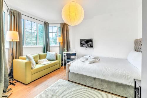 Hendon Apartment | Beyond the Music, Urban Escape Studio, The Perfect Hub for Coldplay, BBC Proms, and Sightseeing, Parking