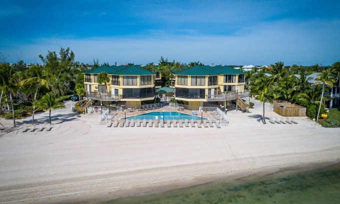 Marathon Cottage | BF Beach Front villa Pool Beach Dock Ocean Sleeps 6 W&D Kitchen Parking WiFi BBQ