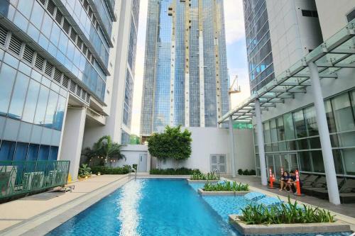 Bonifacio Global City Apartment | BGC Cosy Spacious 1BR Uptown Parksuites with Balcony City View