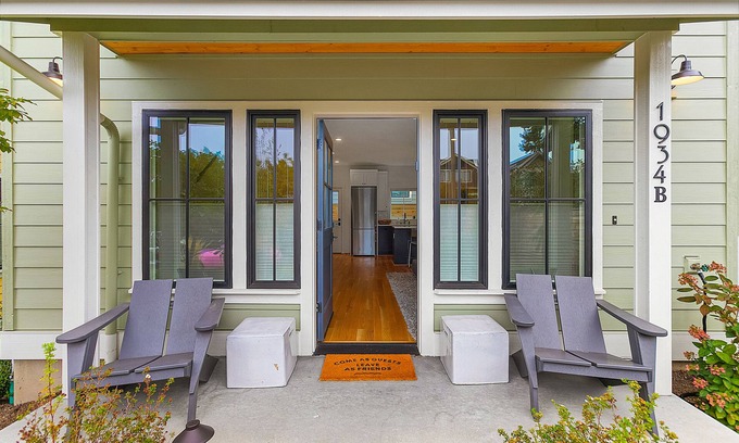 Queen Anne Apartment | Bichitos Green Glimpse in Queen Anne