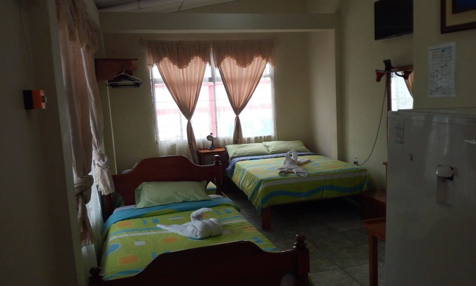 Bahia de la Academia Cabin | Bienvenidos Hostal Miconia!