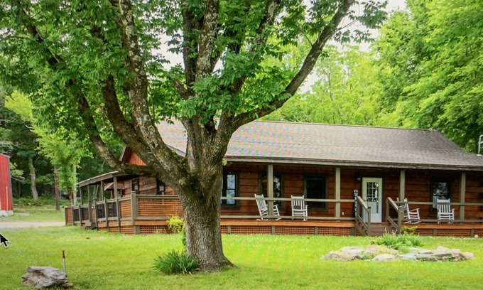 Mount Juliet Cabin | Big and Cozy Cabin Near Nashville, on 4 acres with King Bed & Pool