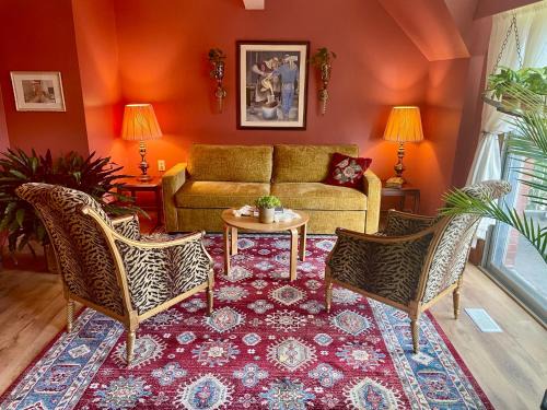Kitchener Apartment | Big apartment by the Farmers market