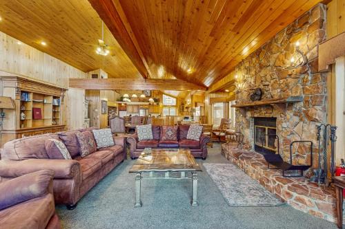 Fawnskin House | Big Bear 7th Heaven