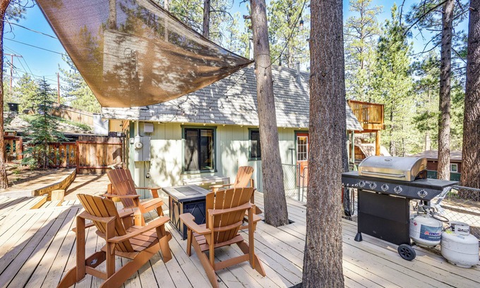 Big Bear City Cabin | Big Bear Cabin Rental w/Kayak: 2 Mi to Lake!