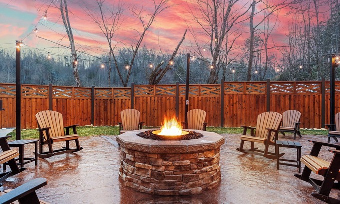 Gatlinburg - Pigeon Forge Cabin | BIG BEAR COVE - 26 BEDROOMS, SLEEPS 100 PEOPLE, LOADED WITH LUXURY!