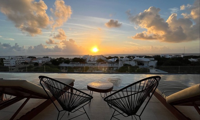 Centro Condo | Big Beautiful Studio Apartment - Rooftop Pool Ocean View