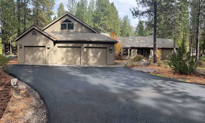 Black Butte Ranch House | Big, Beautiful Golf Home, sleeps 14, situated on the golf course