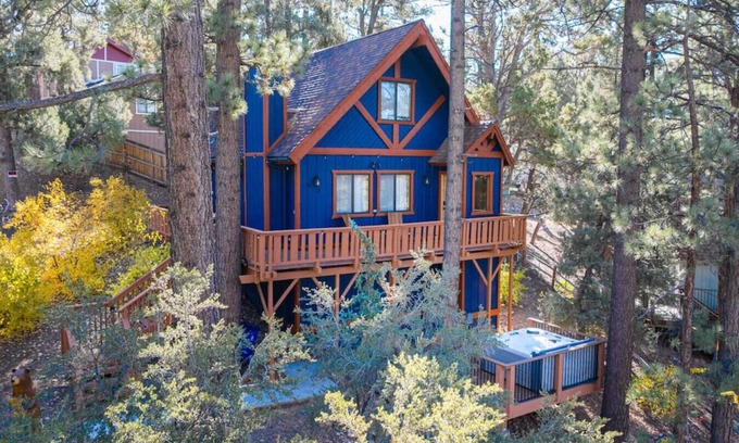 Whispering Forest Apartment | Big Blue|Rustic Modern, Jacuzzi, Centrally located