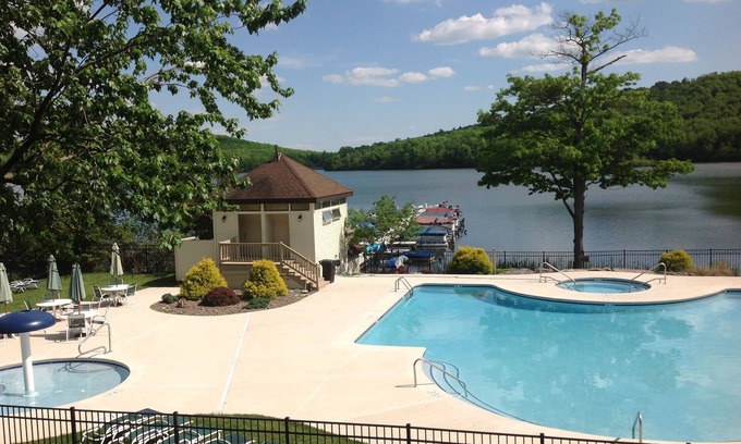 Lake Harmony Condo | Big Boulder Lake Front Condo/Free WiFi & Parking/Pool/Jacuzzi/Fire Place/Grill