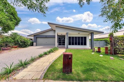 Muirhead House | Big & Breezy House Mins To Beach, Hospital & Uni