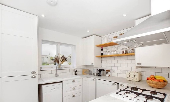 Mile End Apartment | Big, bright & cosy apartment 2 min from Mile End Station, near Victoria Park