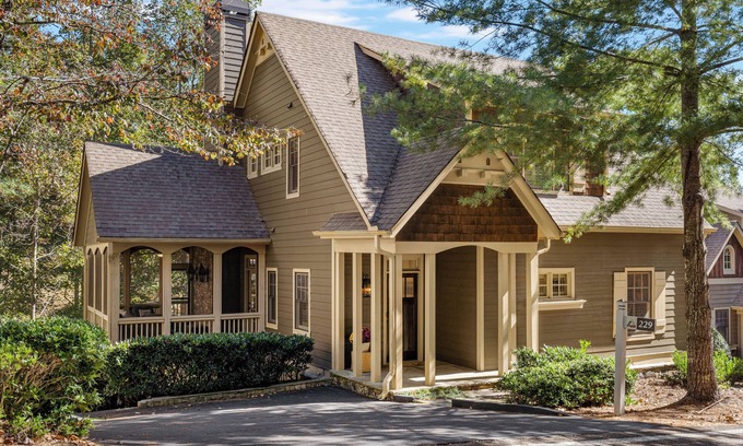 Big Canoe House | Big Canoe Home - Walk to Beach Club! Light-filled and spacious.