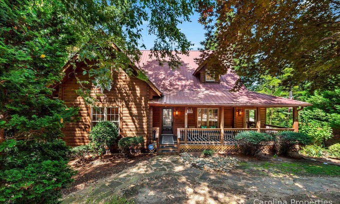 Mill Spring Cabin | Big Cat Mountain House by Carolina Properties * NEW HOT TUB *