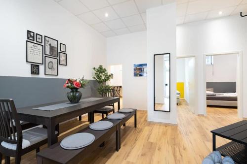 Neuhausen Apartment | Big Central Apartment near Rotkreuzplatz with 3 BR for 12 PAX