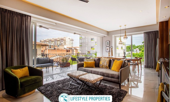 Emiliano Zapata Condo | Big corner balcony, pool & gym