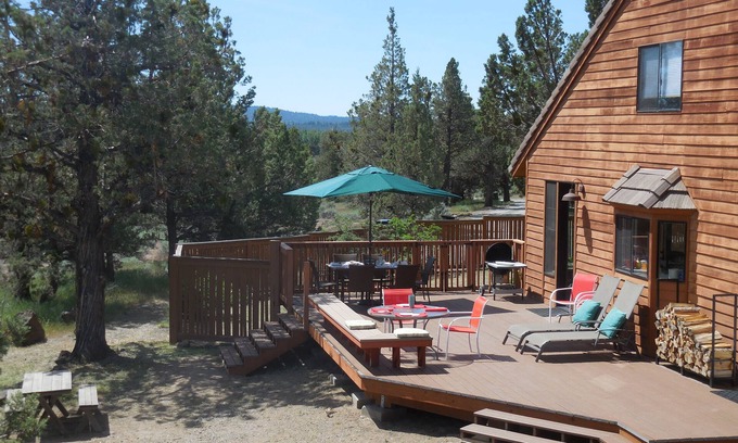 Bend House | Big Country Home, Relax with Great Views, Lots of Privacy, and Bring your Dog!