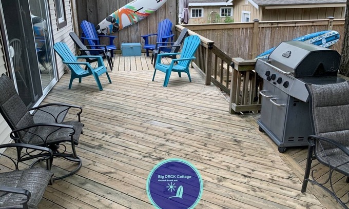 Grand Bend House | Big DECK Cottage, 3-min walk to BEACH- 4 bdrms, 1.5 baths 7 beds, parking 3 cars