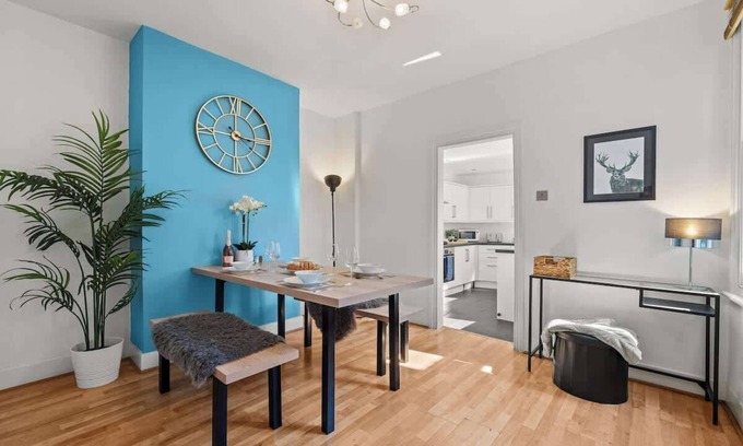 Canbury House | Big Family Home! FREE Parking, Fast WiFi, Garden