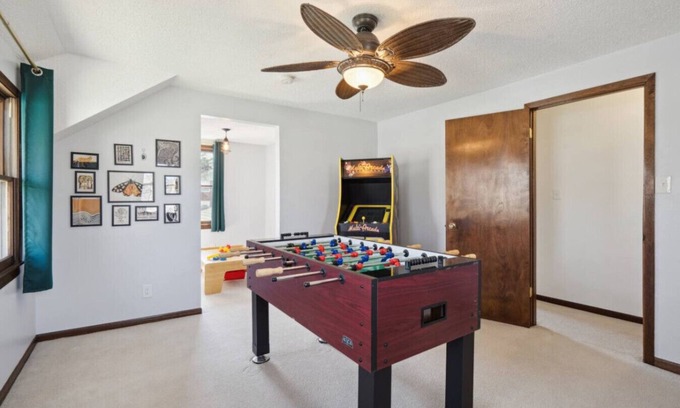 Des Moines House | Big Groups~Game Room~5Bedroom~Kids Toys~Office