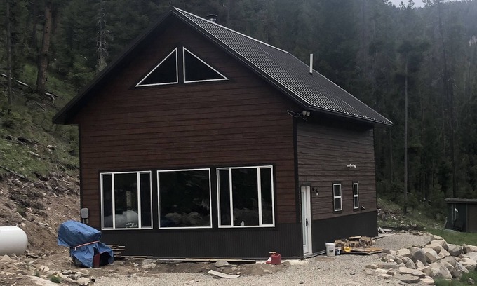 Wise River Cabin | Big Hole Valley cabin near river access