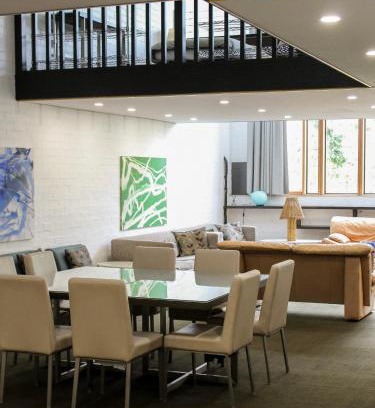 Narrabundah Apartment | Big Modern Loft Apt - Central - 7 Beds, 9 Guests - Workers, Families, Groups, Teams