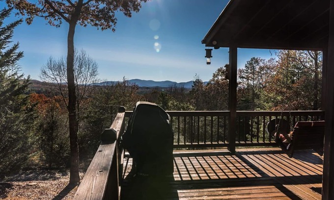 Morganton House | Big Papa Bear Cub House w/Hot Tub & Mountain View