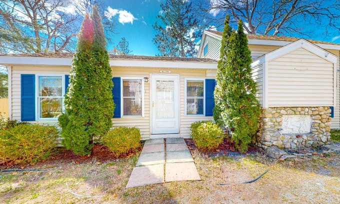 West Harwich Hotel | Big Pine Cottage, Units 1&2