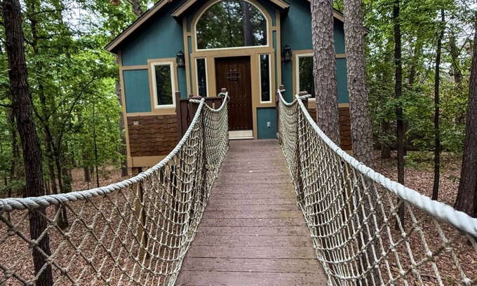 Eureka Springs Cottage | Big Pine Treehouse with Jacuzzi