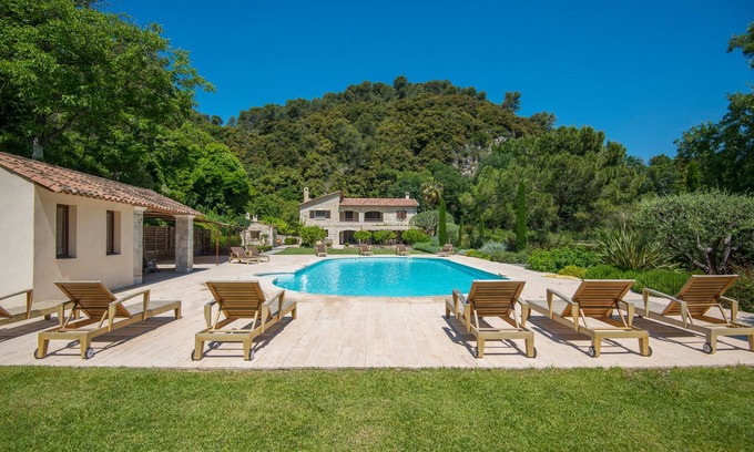 Cagnes-sur-Mer Villa | Big pool, noiseless AIRCON in quality bedrooms, speedy WIFI, pizza oven & more!